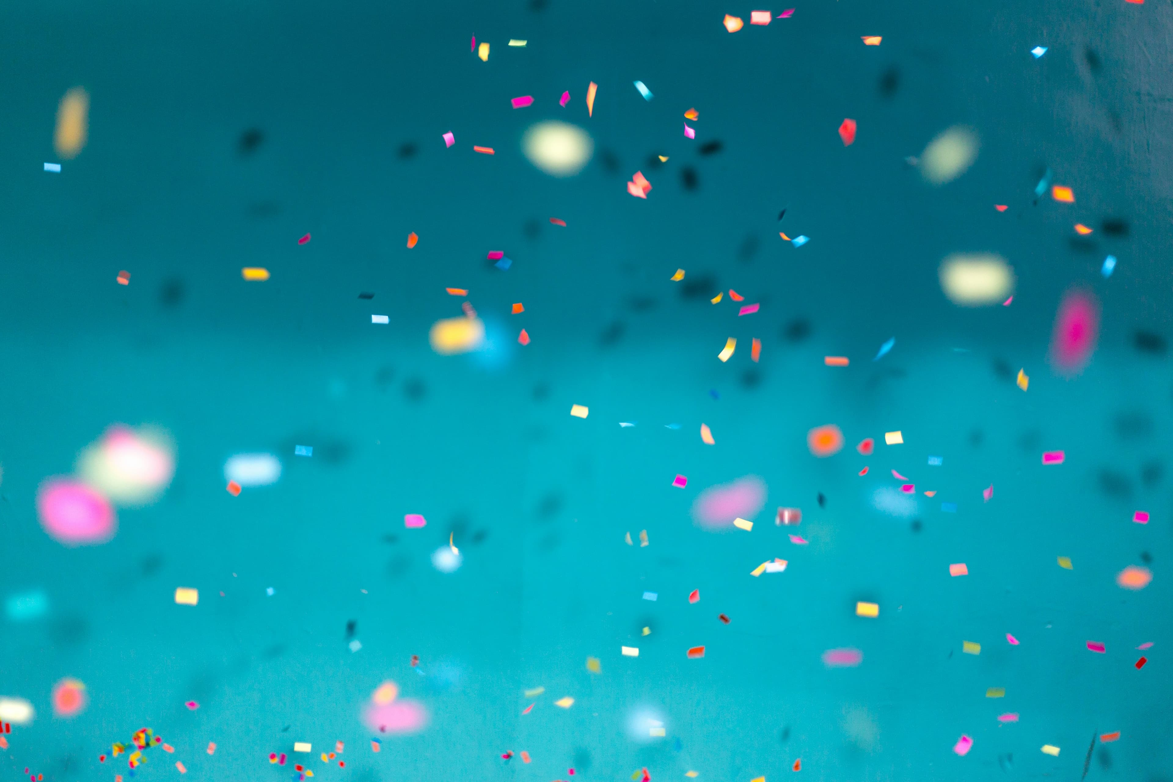 Confettis multicolores en l'air