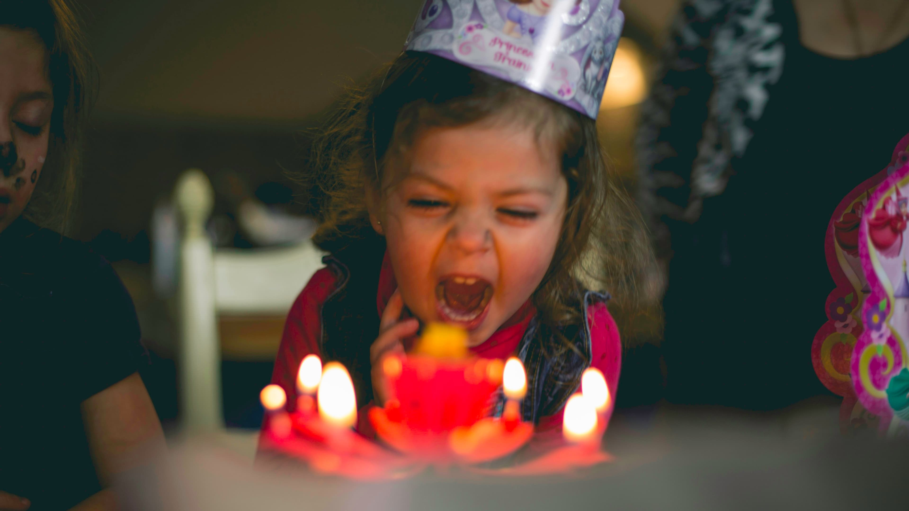 Enfant qui souffle ses bougies d'anniversaire