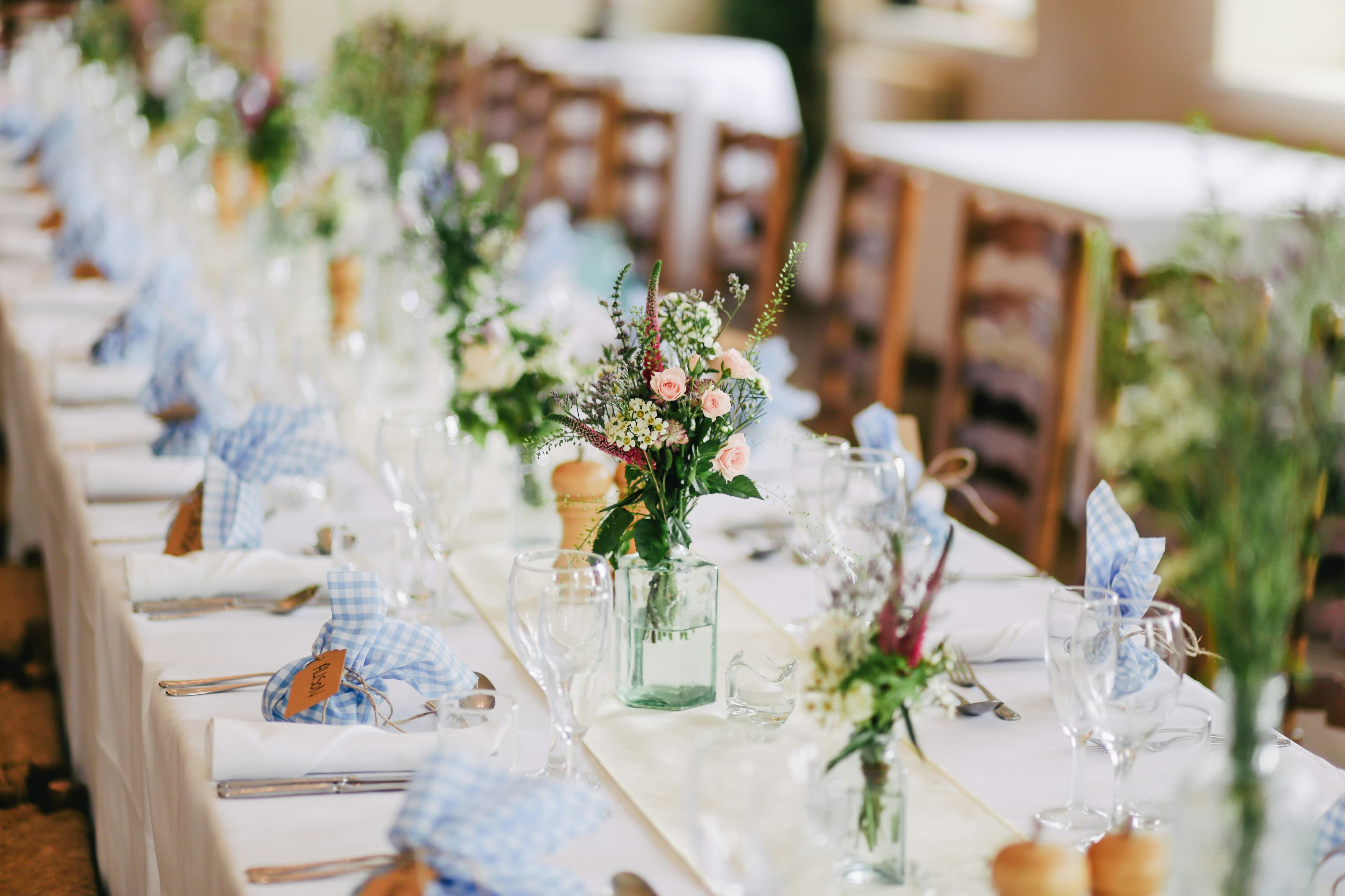 Table de réception de mariage dressée en extérieur