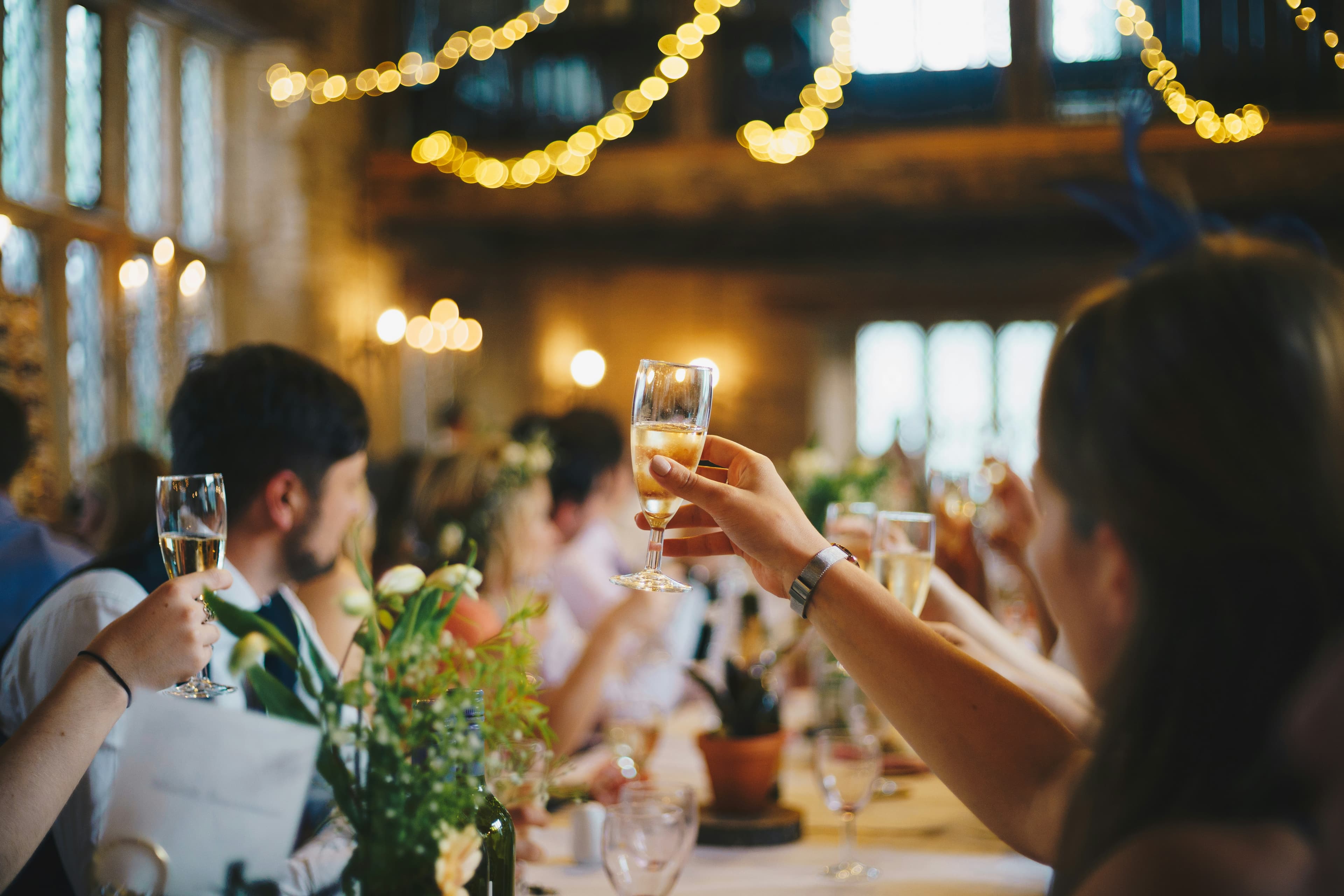 Amis qui trinquent lors d'une soirée d'anniversaire