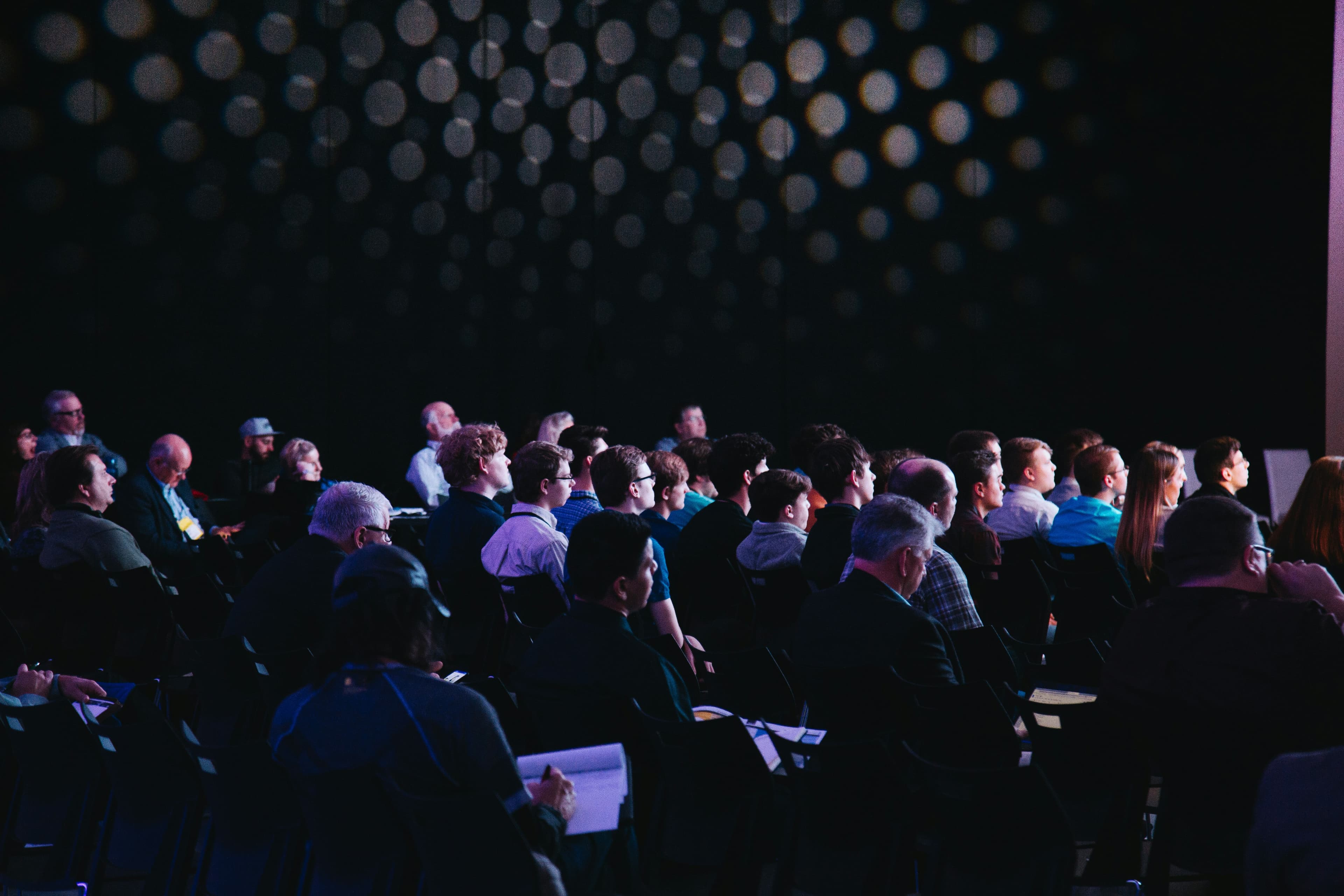 Public attentif lors d'une conférence