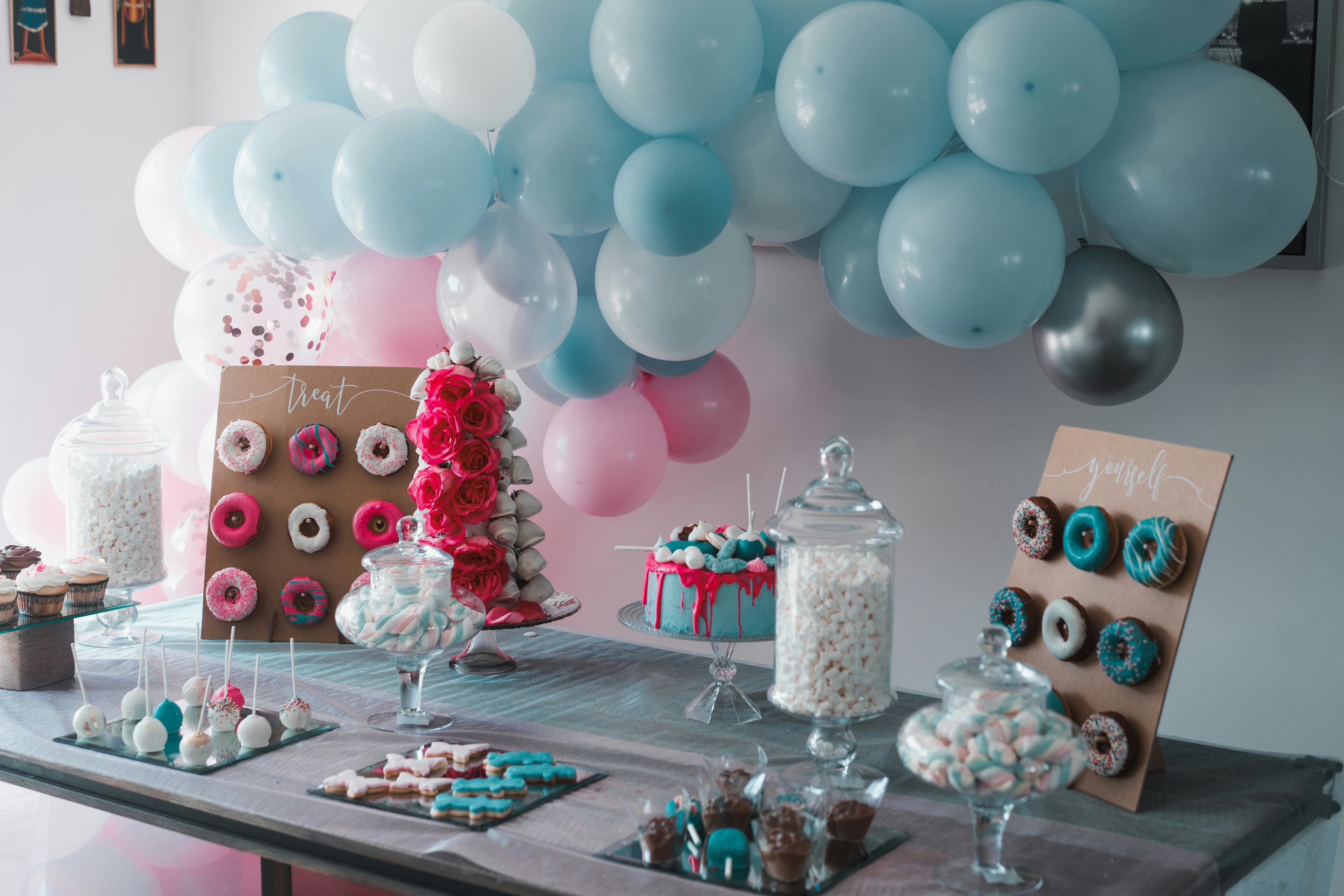 Table gourmande décorée pour une baby shower