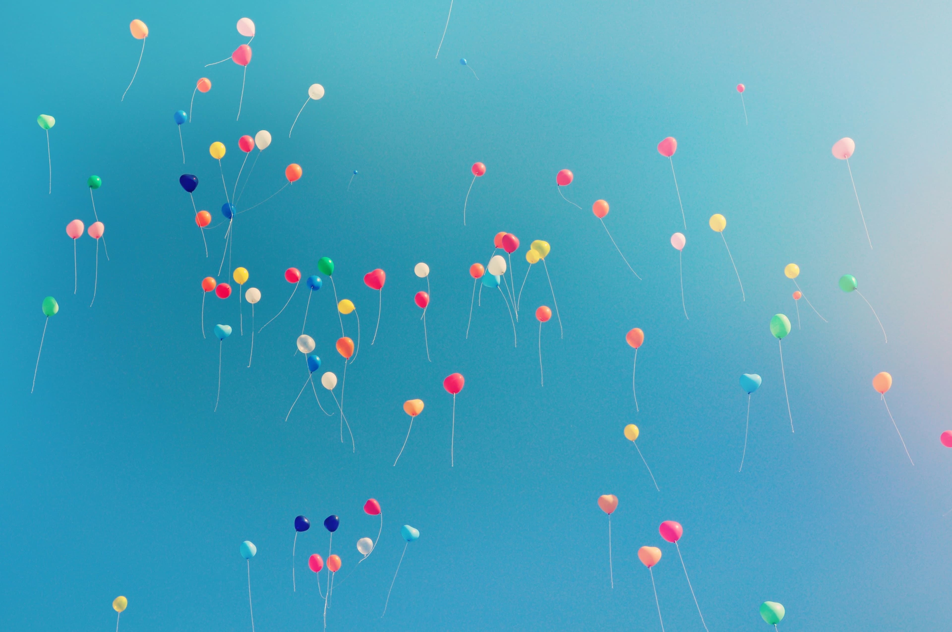 Ballons multicolores qui s'envolent dans le ciel
