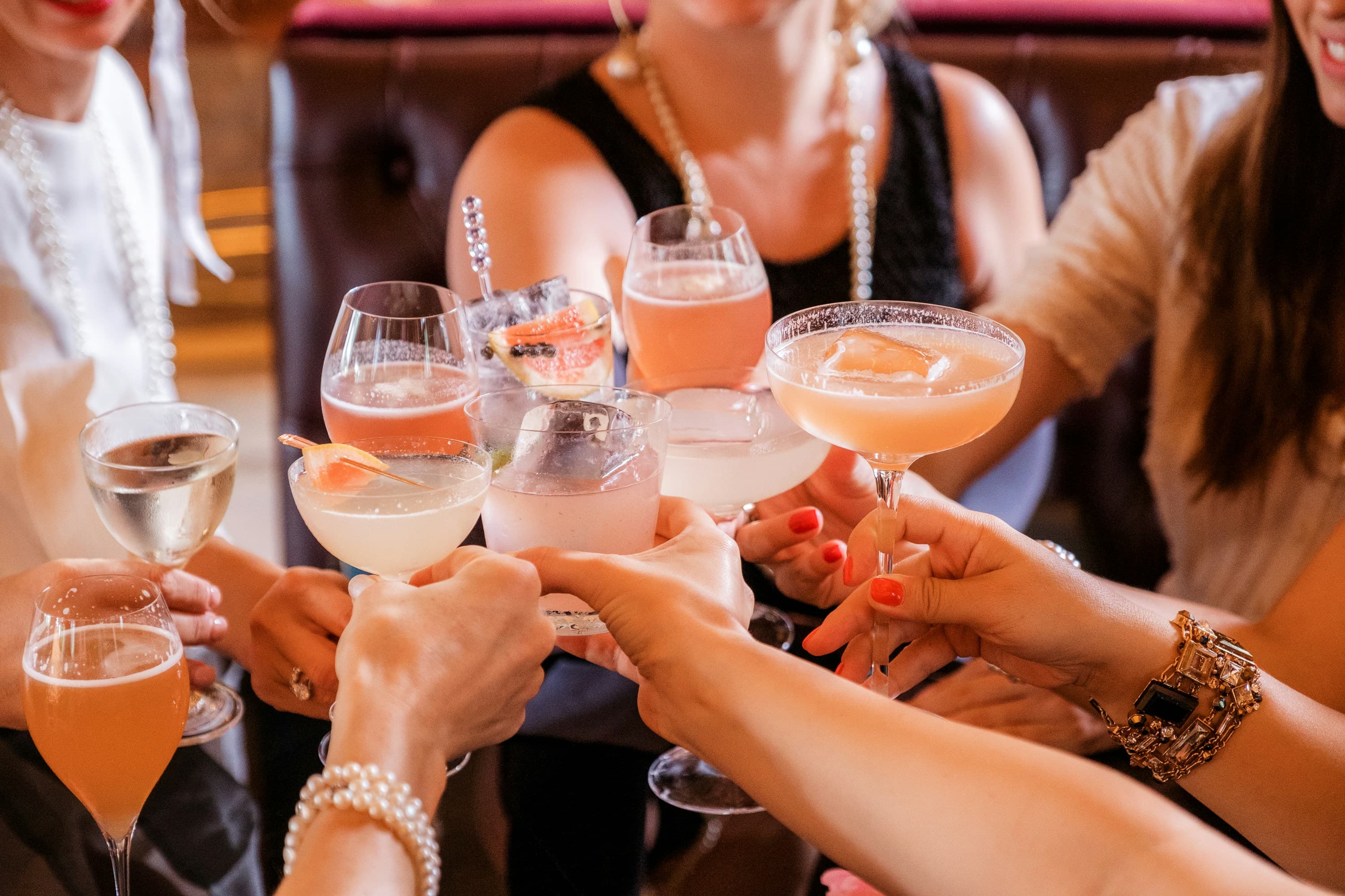 Amies qui trinquent avec des cocktails lors d'un EVJF