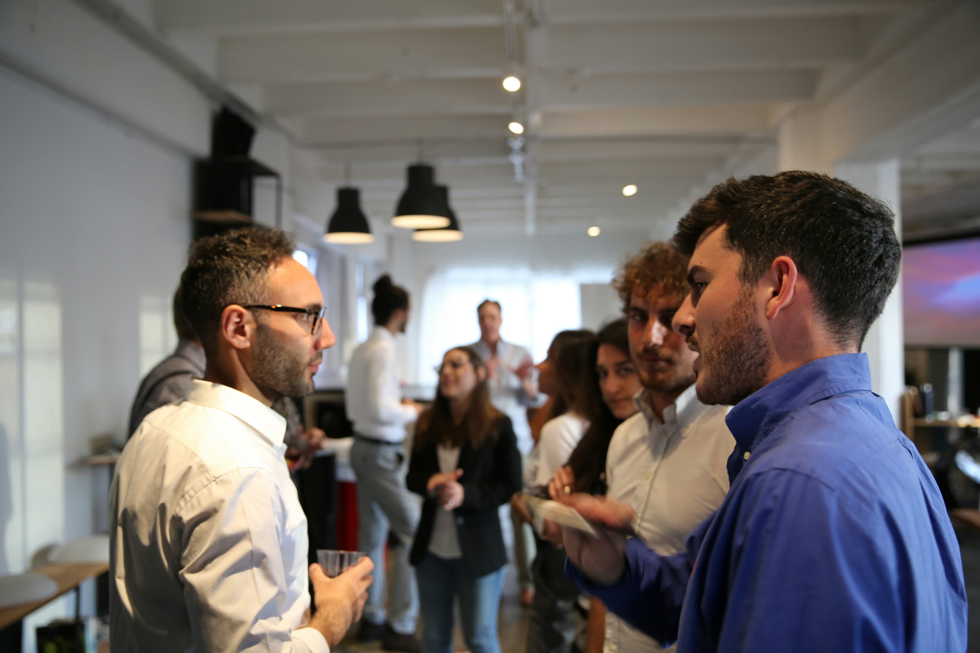 Participants qui échangent lors d'un événement d'entreprise