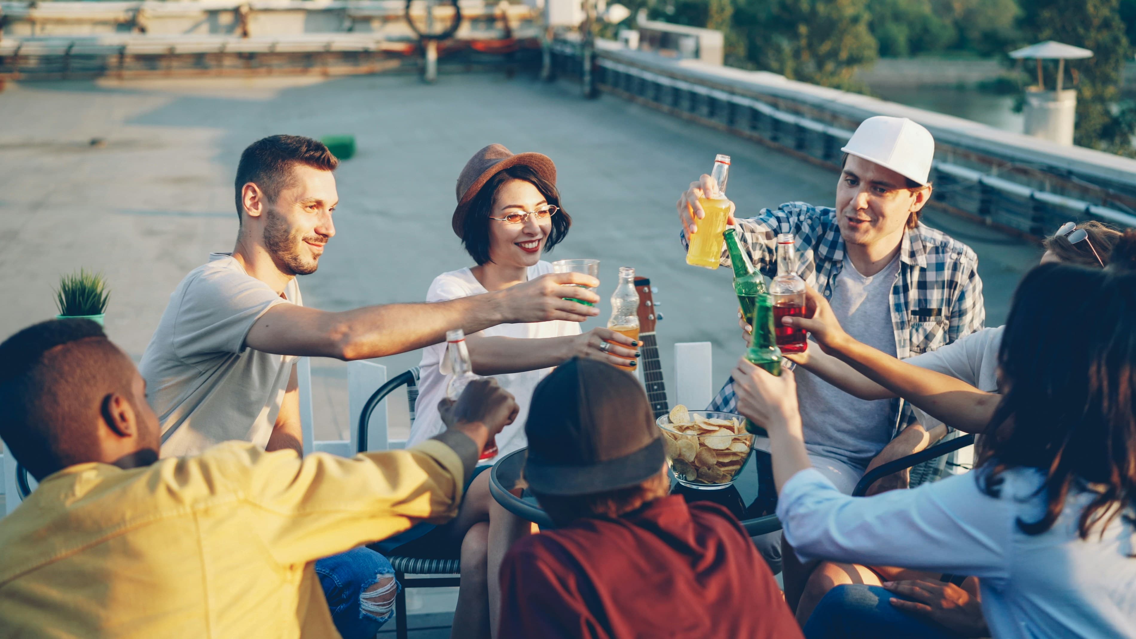 Groupe d'amis qui trinquent en extérieur